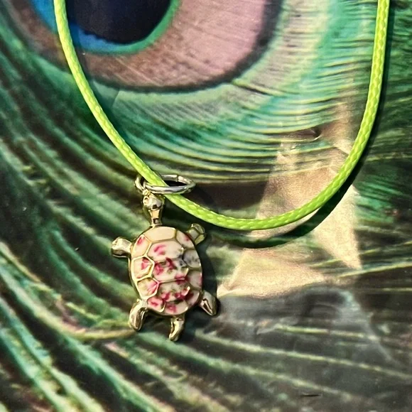 Cloisonné tiny tortoise 🐢 necklace - Picture 2 of 9